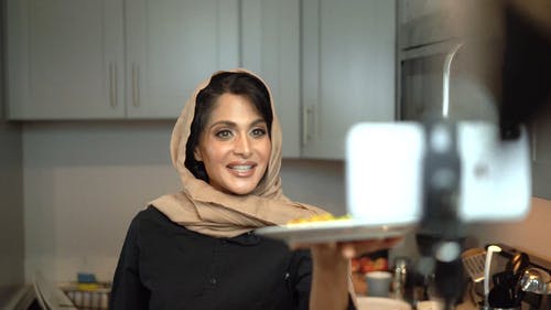 盖头的女人做一个食物博客 · 免费素材视频