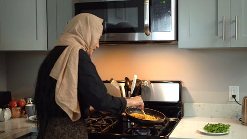 盖头做饭时做饭的女人博客 · 免费素材视频