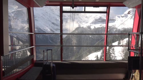 乘坐缆车到达瑞士的高山滑雪胜地 · 免费素材视频