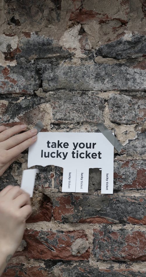 贴在砖墙上的幸运彩票公告 · 免费素材视频