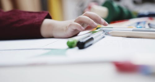 一个孩子在使用的着色笔中进行选择 · 免费素材视频