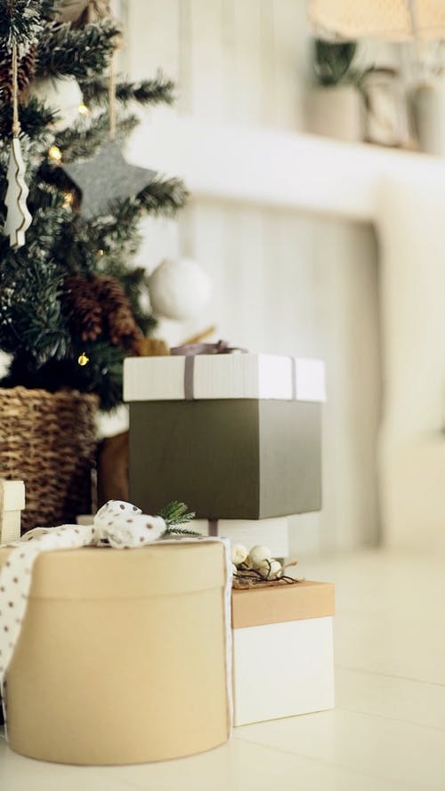 盒圣诞礼物在圣诞树下 · 免费素材视频