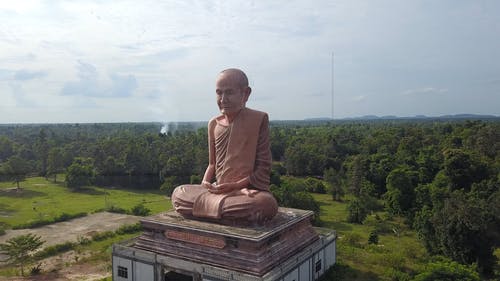 在田野中间的一座纪念碑和一座寺庙 · 免费素材视频