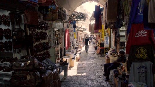 耶路撒冷小巷里满是待售商品和商品的购物街 · 免费素材视频