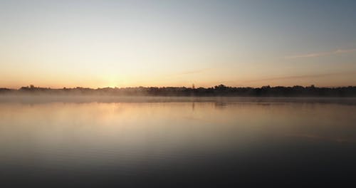 日出时拍摄的湖景鸟瞰图 · 免费素材视频