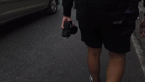 人走在街上与背包和相机 · 免费素材视频