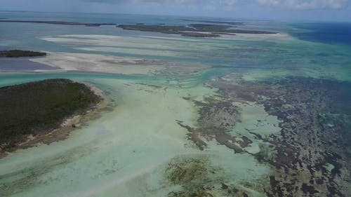 岛屿和礁石在海的浅滩部分的无人机画面 · 免费素材视频