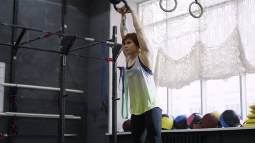 在健身房锻炼的女人 · 免费素材视频