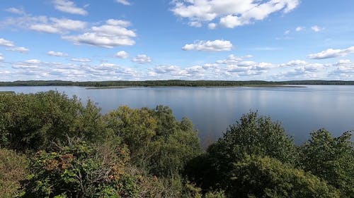 湖的平静表面的录像 · 免费素材视频