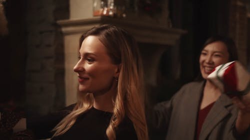 参加交换礼物活动的聚会中的人们 · 免费素材视频