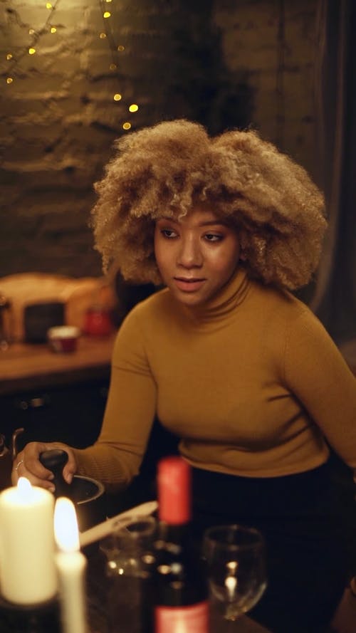 一个女人坐在用餐区的椅子上 · 免费素材视频