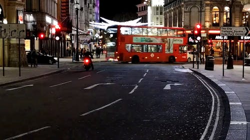 前往伦敦的圣诞灯饰街 · 免费素材视频