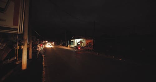 夜间路过的车辆与街道的镜头 · 免费素材视频