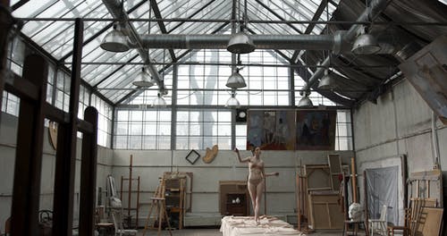 工作室内的模特跳舞 · 免费素材视频