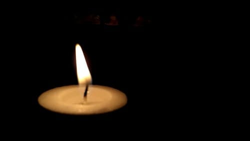 蜡烛燃烧的火焰，照亮黑暗的房间 · 免费素材视频