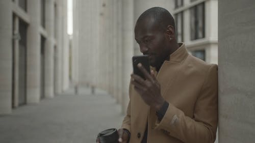 建筑物外的人通过电话聊天，并向某人挥手致意 · 免费素材视频