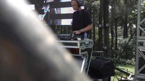 Dj在慢节奏中设置齿轮 · 免费素材视频