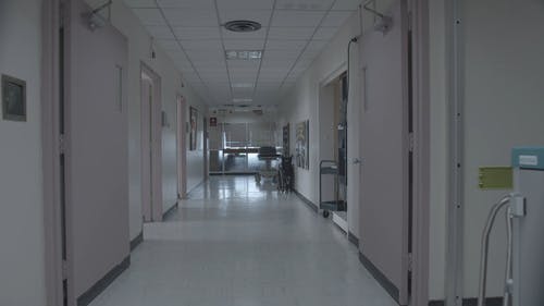 医院岛上的两扇门敞开着 · 免费素材视频