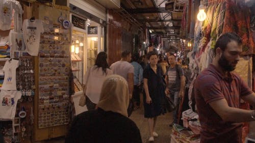 游客参观耶路撒冷的跳蚤市场 · 免费素材视频