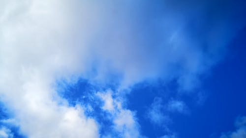 湛蓝的天空下的云层形成 · 免费素材视频