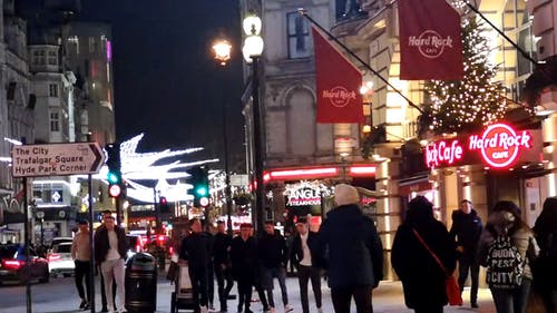 在伦敦的街道上路过酒吧和餐厅的人 · 免费素材视频