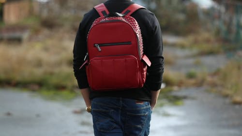 一个人走着一个红色的背包 · 免费素材视频