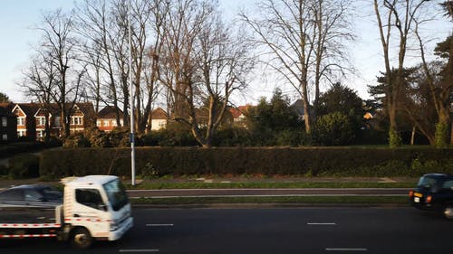 观看道路另一侧的车辆的倾斜镜头 · 免费素材视频