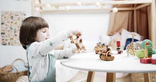 一个小女孩玩木制玩具 · 免费素材视频