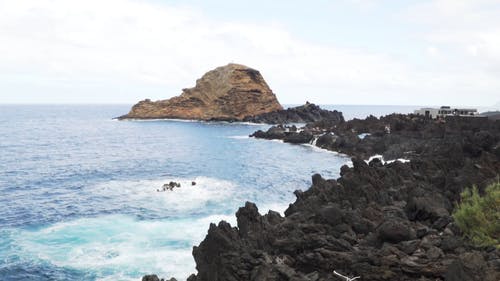 天然的黑色岩石形成在葡萄牙波尔图莫尼兹海滨 · 免费素材视频