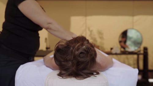 一个女人从按摩师那里得到按摩 · 免费素材视频