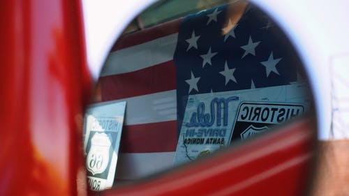 美国国旗反射在卡车侧镜上的特写镜头 · 免费素材视频