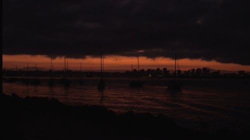 帆船在日落时分停泊在码头 · 免费素材视频