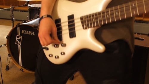 弹电吉他的人 · 免费素材视频