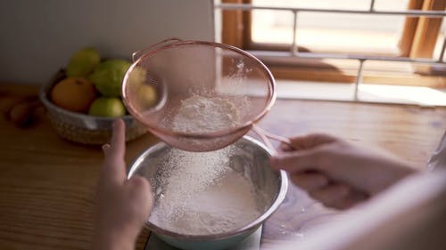 过滤面粉的人用于烘烤 · 免费素材视频