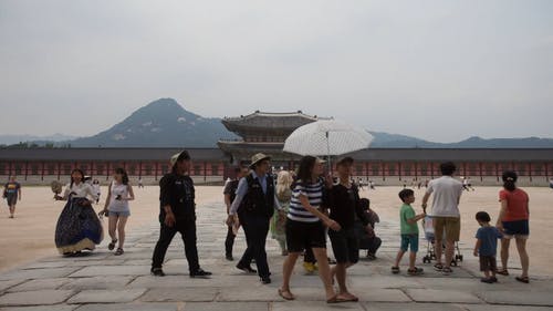 当地游客参观中国的一座寺庙 · 免费素材视频