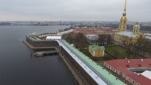 俄罗斯涅瓦河旁边的教堂地面的无人机画面 · 免费素材视频