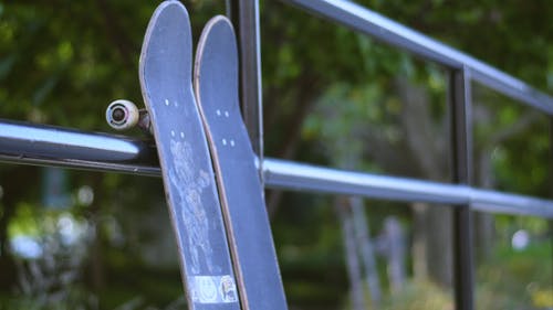 倚在栏杆上的滑板 · 免费素材视频
