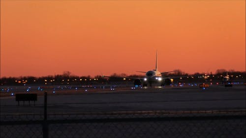 在机场跑道上滑行的客运飞机 · 免费素材视频