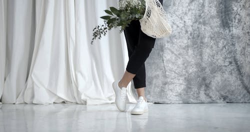 使用可重复使用的织物布袋和篮子买花的女人 · 免费素材视频