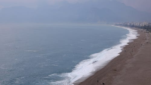 海滩海岸线的鸟瞰图 · 免费素材视频