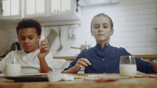 孩子们在厨房里做圣诞饼干装饰 · 免费素材视频
