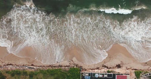 海浪拍打海滩岸边 · 免费素材视频