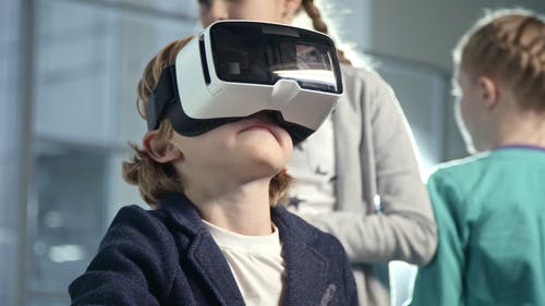 一个男孩戴着虚拟现实耳机 · 免费素材视频