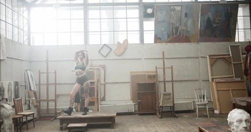 纹身在木制平台上摆姿势的女人 · 免费素材视频
