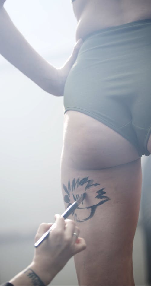 艺术家画女人的后腿 · 免费素材视频