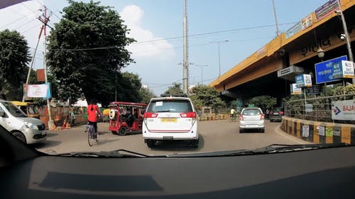 在时间流逝中穿越城市街道的车辆的画面 · 免费素材视频