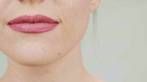 粉红色唇膏的女人 · 免费素材视频