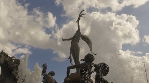 公开展示带有喷泉的纪念碑 · 免费素材视频