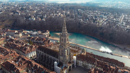 使用无人机的城市航拍 · 免费素材视频