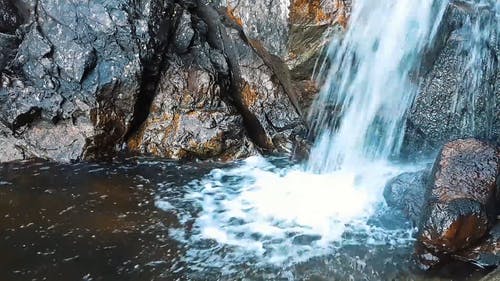 瀑布落入瀑布池 · 免费素材视频